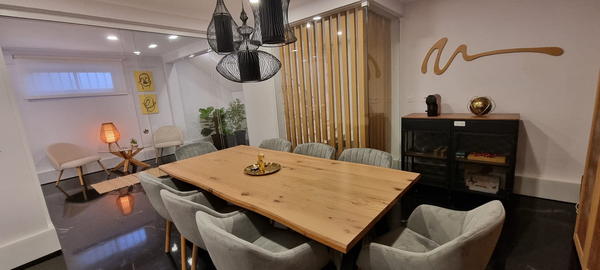 Sala de reuniões do escritório, com mesa de madeira